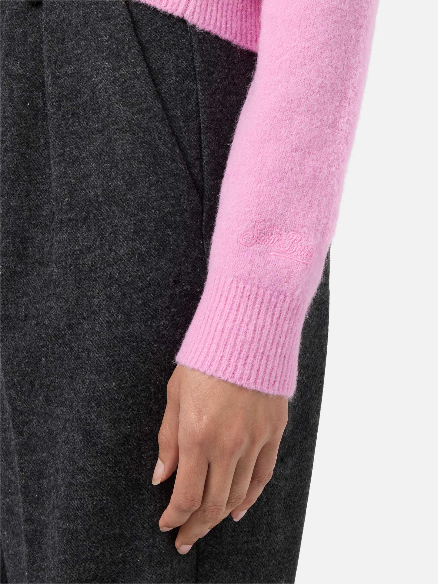 New Queen stretch sweater in merino-wool and alpaca blend in pink with Non smetto di sp(l)endere embroidery