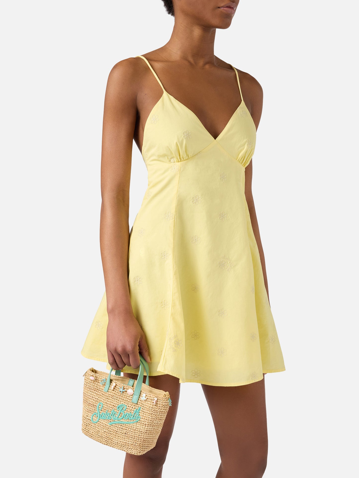 Borsa City mini in raffia con charms applicati e logo ricamato