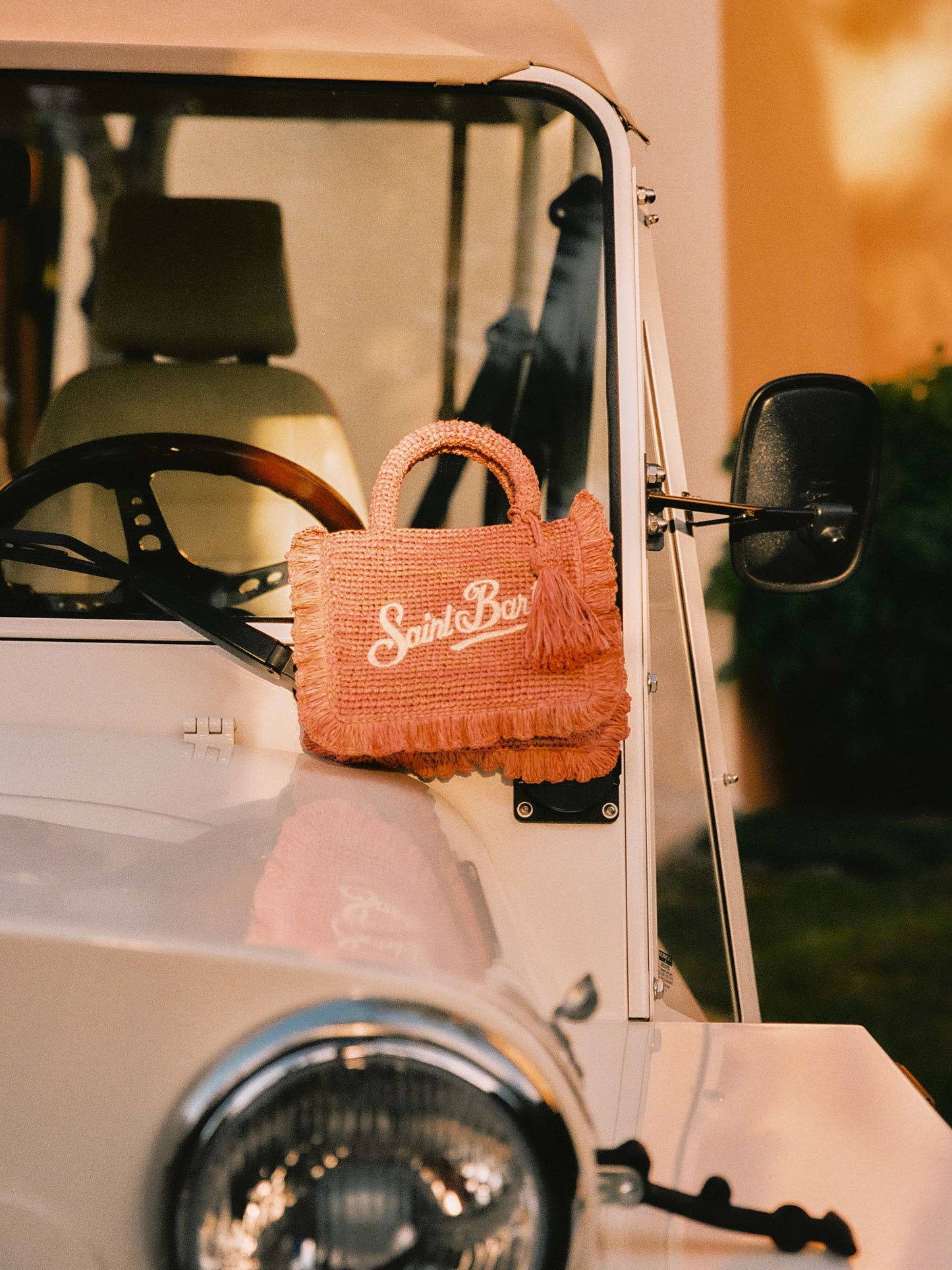 Pink Volant Mini Basttasche aus Raffia mit gesticktem Logo 