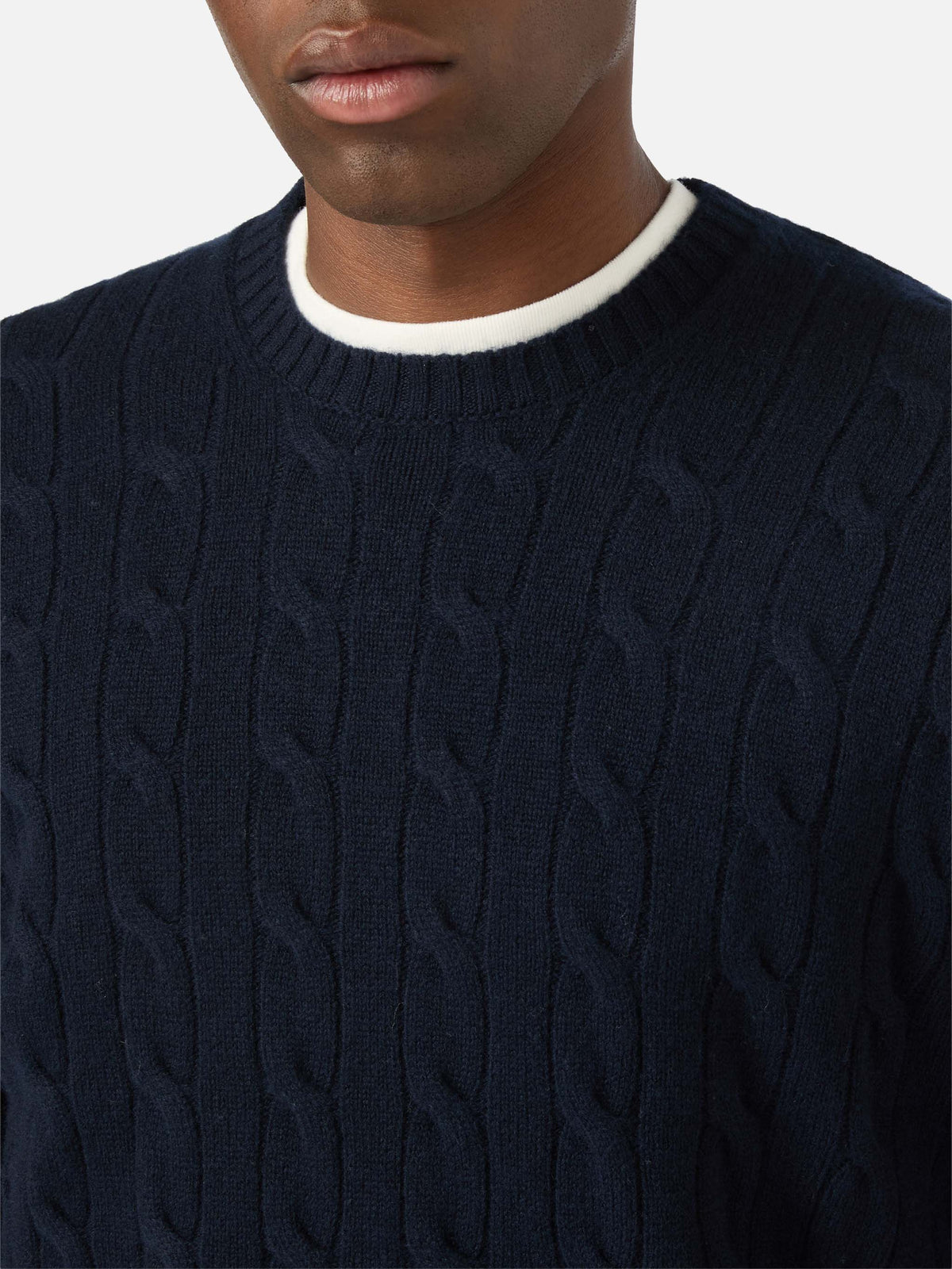 Jersey de cuello redondo Regent de lana con punto trenzado en Navy blue 