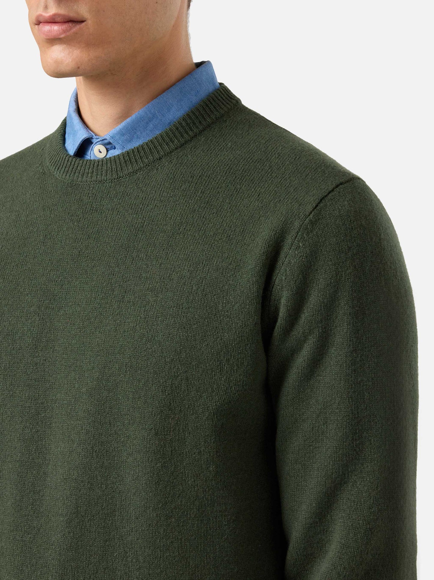 Regent Pullover aus 100 % Lammwolle in Militärgrün