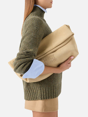 Beige Maxi aus Veloursleder pouch mit Logo-Patch 