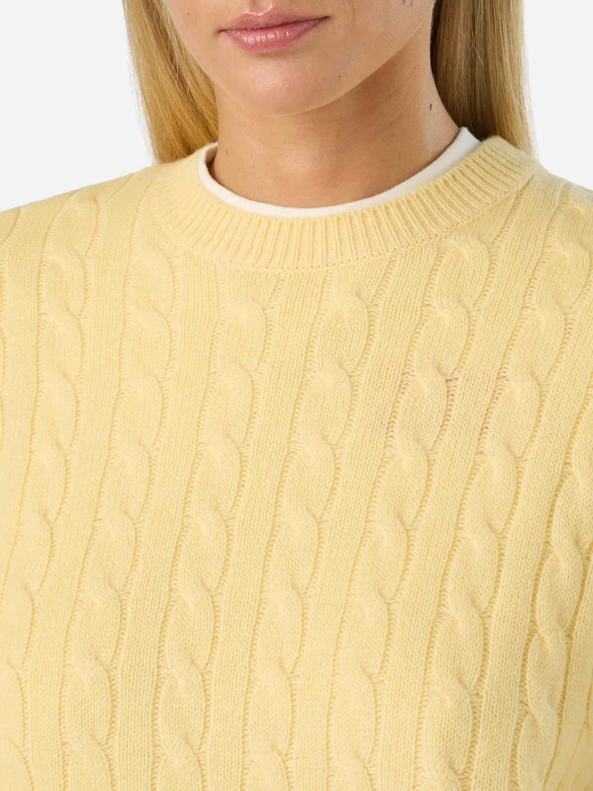 Maglia girocollo Sorbonne giallo chiaro in lana con punto a trecce