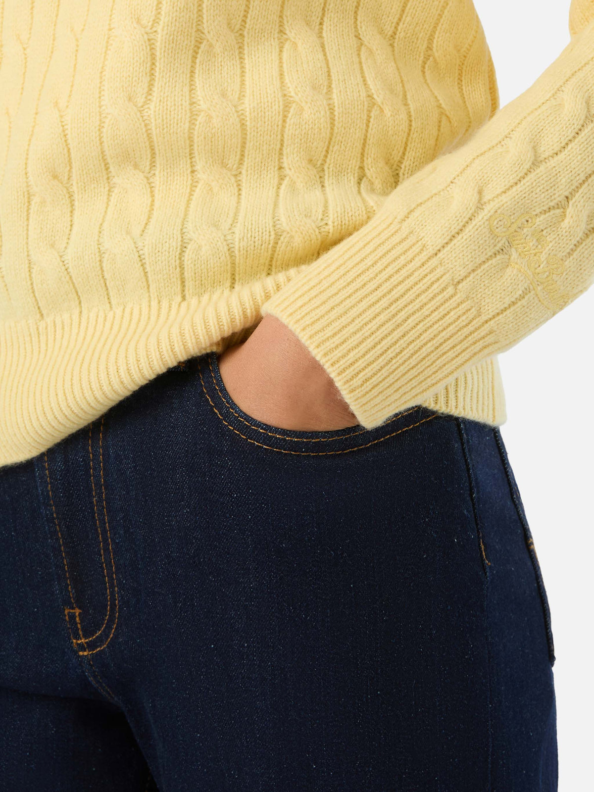 Maglia girocollo Sorbonne giallo chiaro in lana con punto a trecce