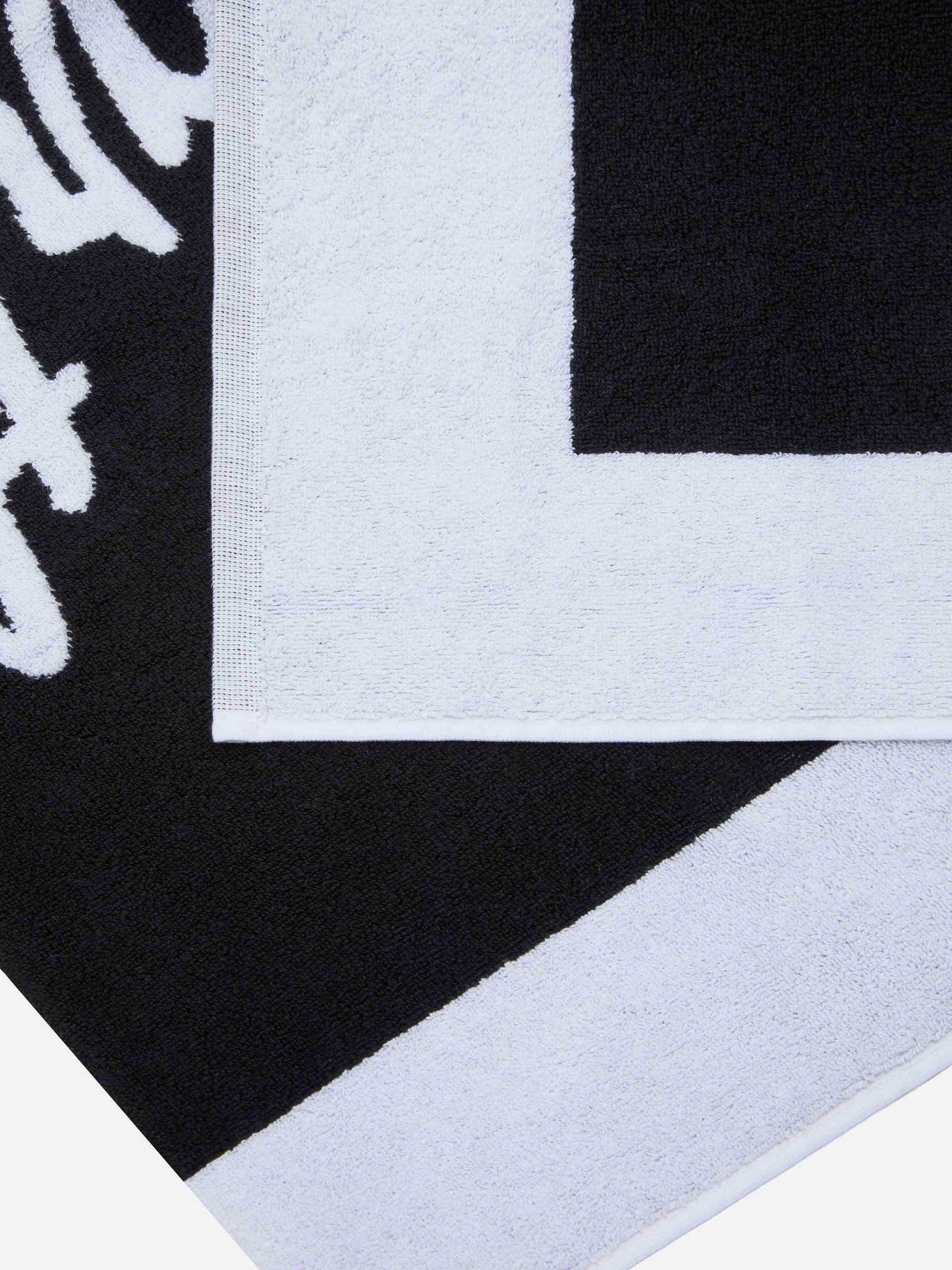 Schwarzes Frottee-Strandtuch mit weißem Rahmen