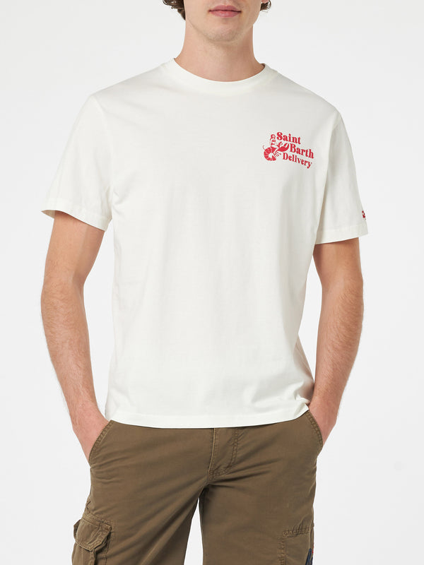Herren-T-Shirt aus Baumwolle mit platziertem Aufdruck „Hummerlieferung von Saint Barth“.