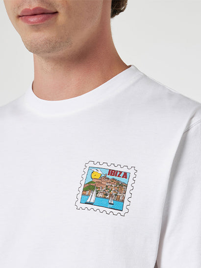 Herren-T-Shirt aus Baumwolle mit Aufdruck „Ibiza-Postkarte“ auf Vorder- und Rückseite | ALESSANDRO ENRIQUEZ SONDERAUSGABE