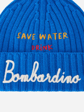 Berretto Wengen blu con ricamo Save Water Drink Bombardino