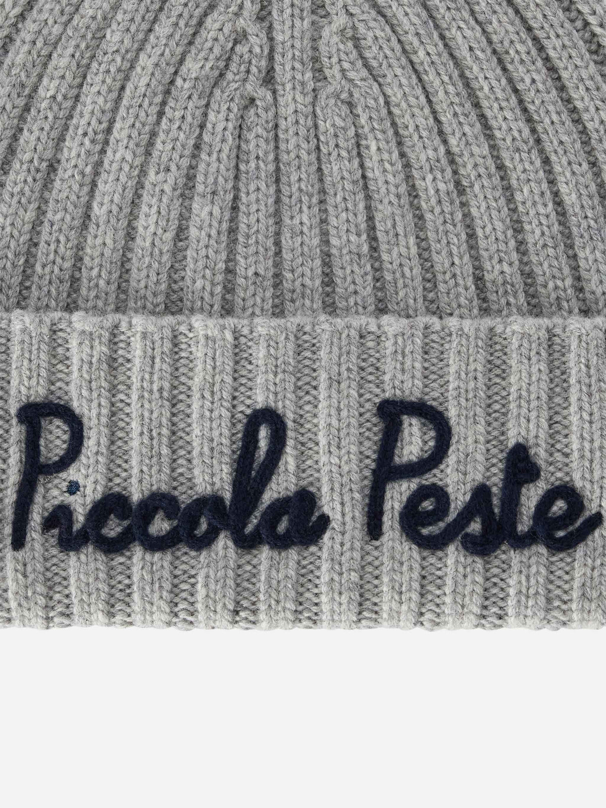 Bonnet Wengen gris avec broderie Piccola Peste 