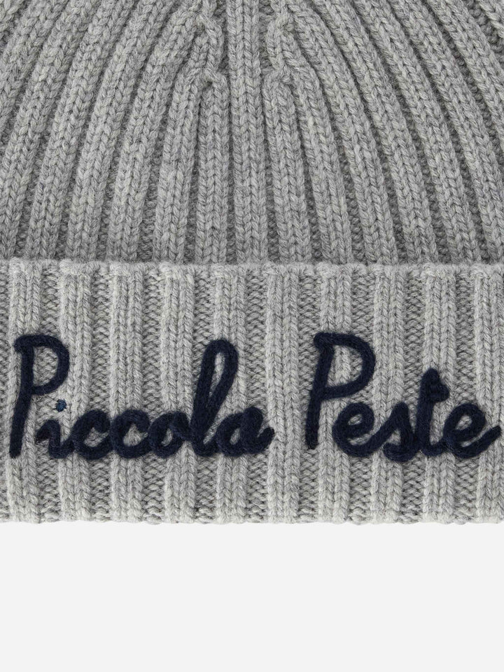 Gorro Wengen gris con bordado Piccola Peste 
