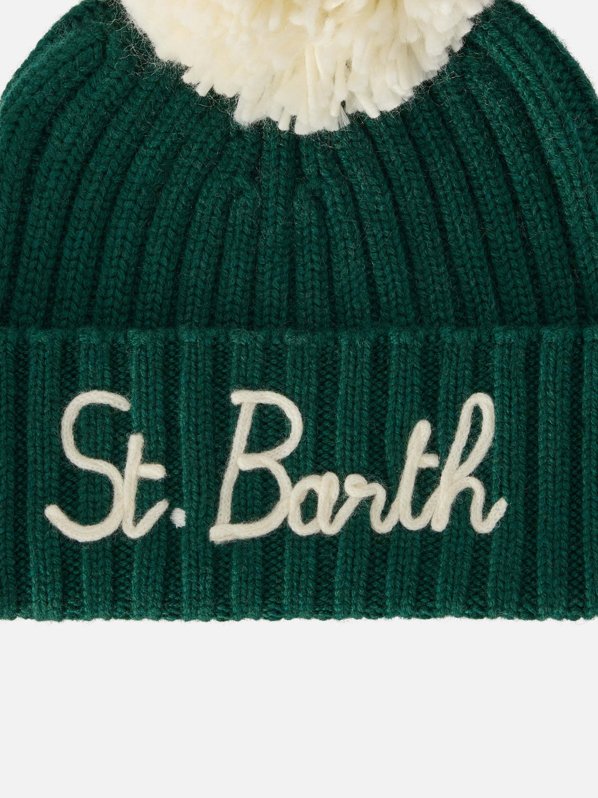Gorro beanie Wengen verde con pompón y bordado St. Barth 