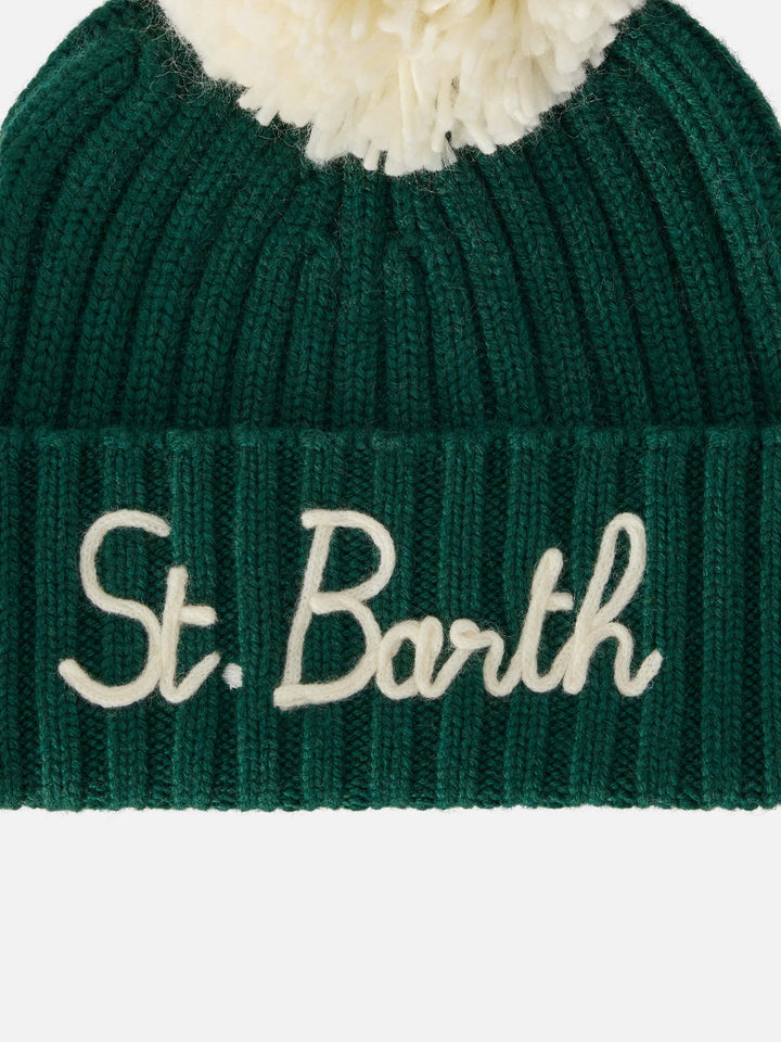 Gorro beanie Wengen verde con pompón y bordado St. Barth 