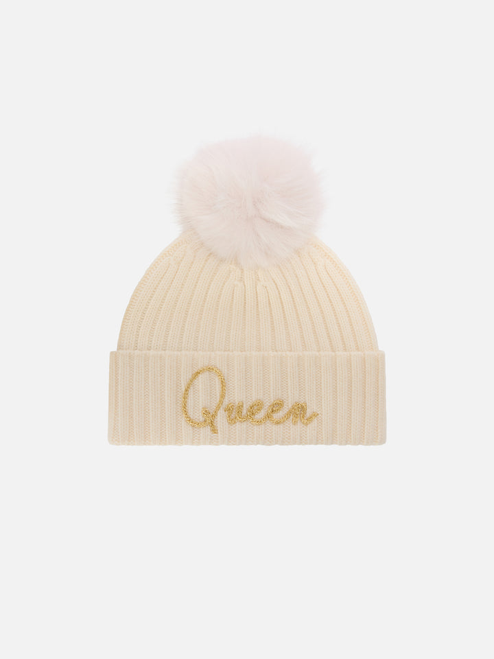 Berretto Wengen panna con pompon e ricamo Queen