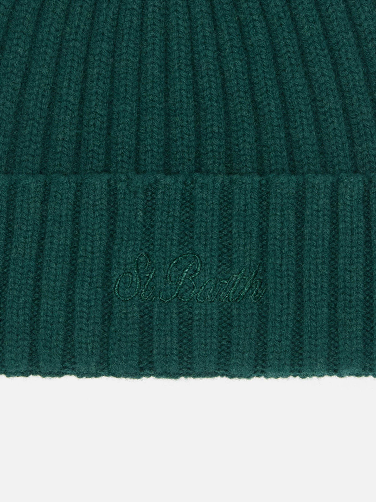 Wengen-Mütze aus britischer grüner Wolle mit St.-Barth-Stickerei am Umschlag