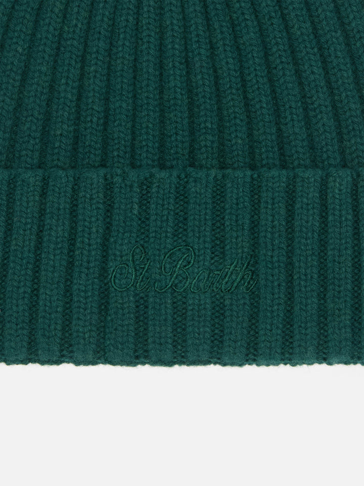 Wengen-Mütze aus britischer grüner Wolle mit St.-Barth-Stickerei am Umschlag