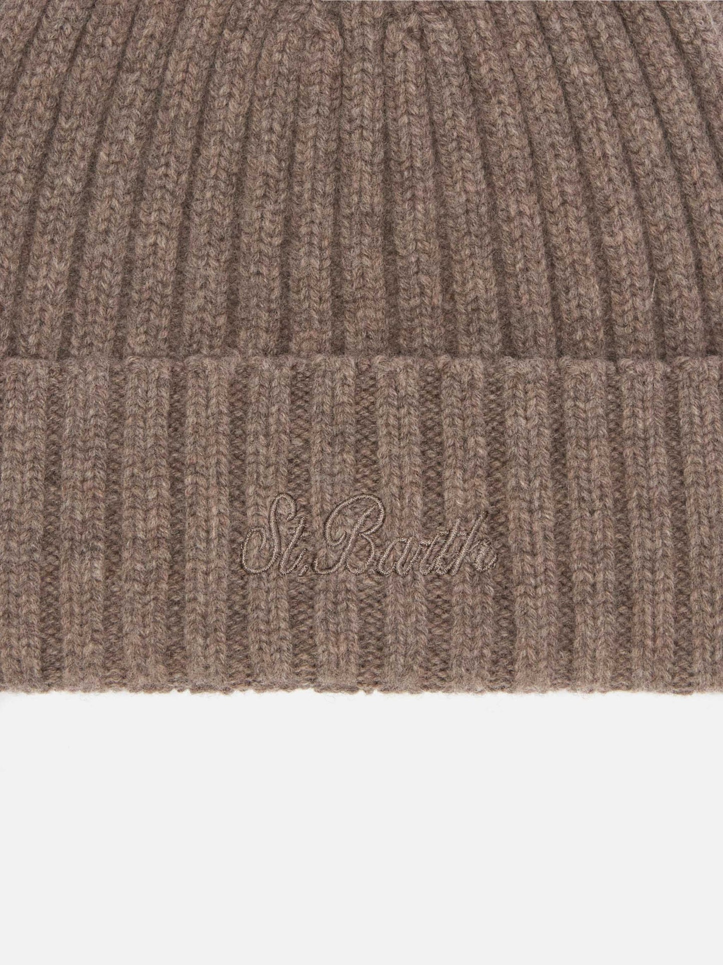 Wengen-Mütze aus haselnussbrauner Wolle mit St.-Barth-Stickerei am Umschlag