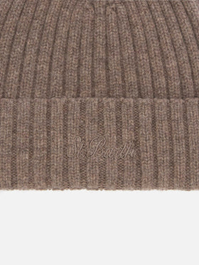 Wengen-Mütze aus haselnussbrauner Wolle mit St.-Barth-Stickerei am Umschlag