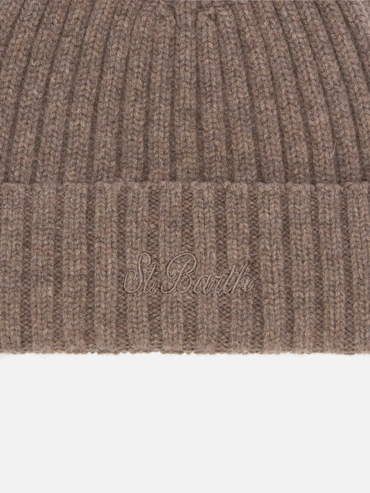 Wengen-Mütze aus haselnussbrauner Wolle mit St.-Barth-Stickerei am Umschlag