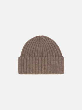 Wengen-Mütze aus haselnussbrauner Wolle mit St.-Barth-Stickerei am Umschlag