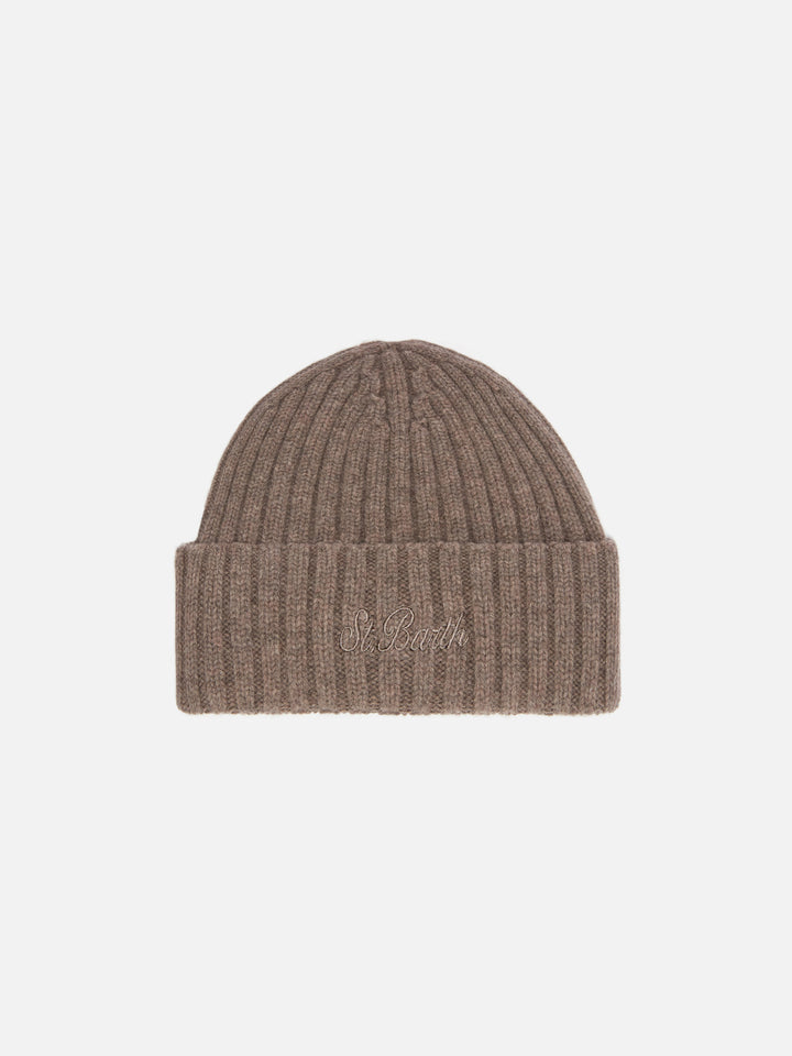 Wengen-Mütze aus haselnussbrauner Wolle mit St.-Barth-Stickerei am Umschlag