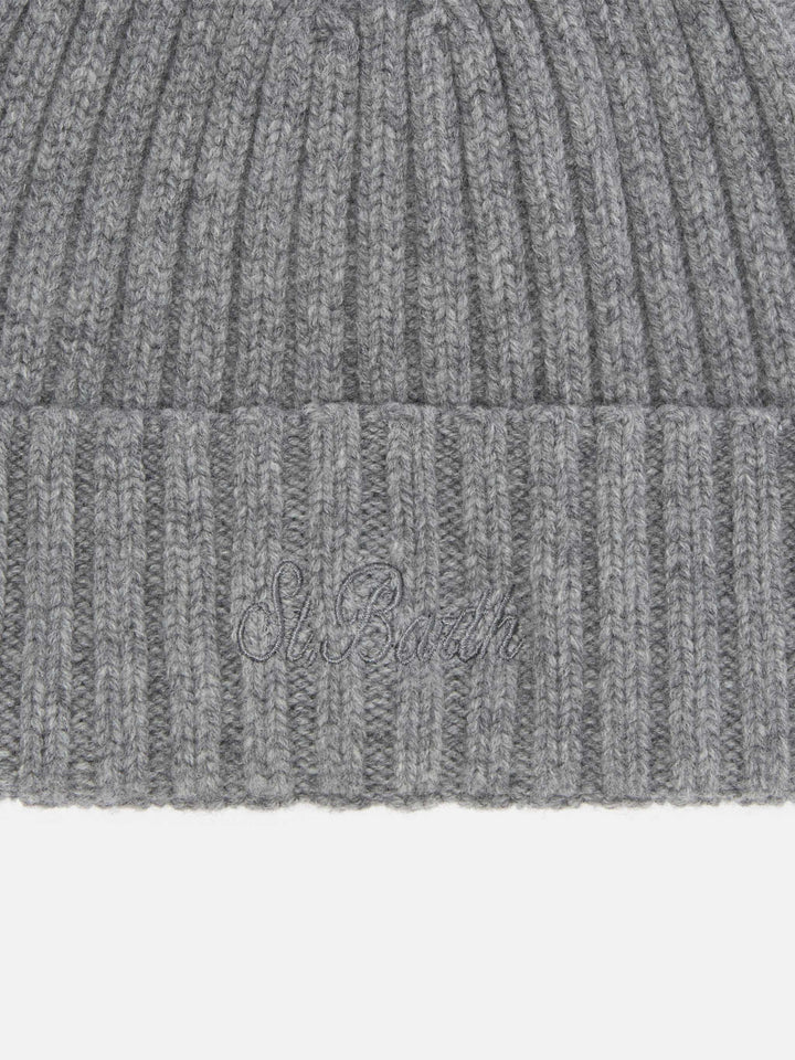 Wengen-Mütze aus grau melierter Wolle mit St.-Barth-Stickerei am Umschlag