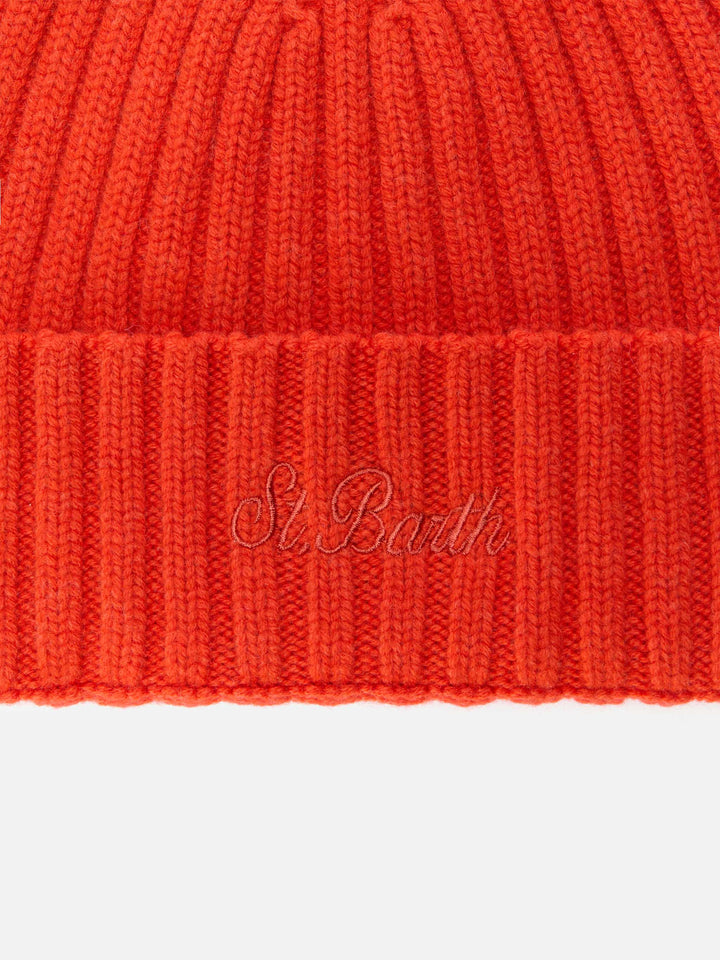 Wengen-Mütze aus orangefarbener Wolle mit St.-Barth-Stickerei am Umschlag
