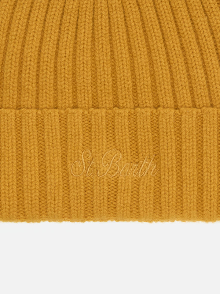 Wengen-Mütze in Senfgelb mit St.-Barth-Stickerei am Umschlag