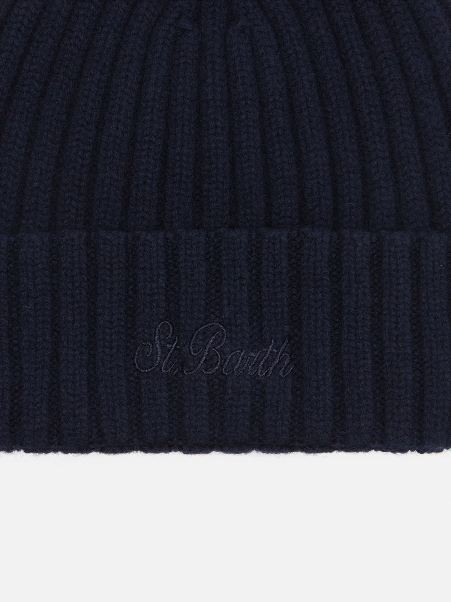 Wengen-Mütze in Marineblau mit St.-Barth-Stickerei am Umschlag
