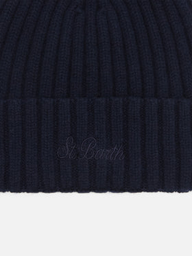 Wengen-Mütze in Marineblau mit St.-Barth-Stickerei am Umschlag