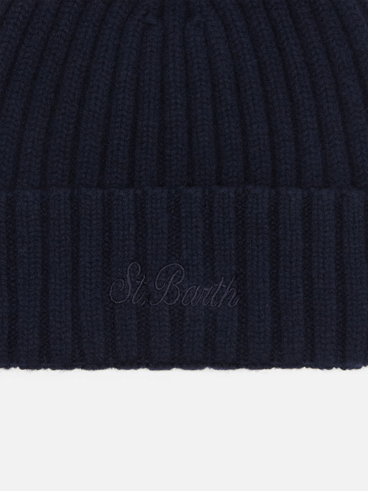 Wengen-Mütze in Marineblau mit St.-Barth-Stickerei am Umschlag