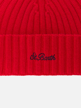 Berretto Wengen in lana rosso con ricamo St. Barth sul risvolto