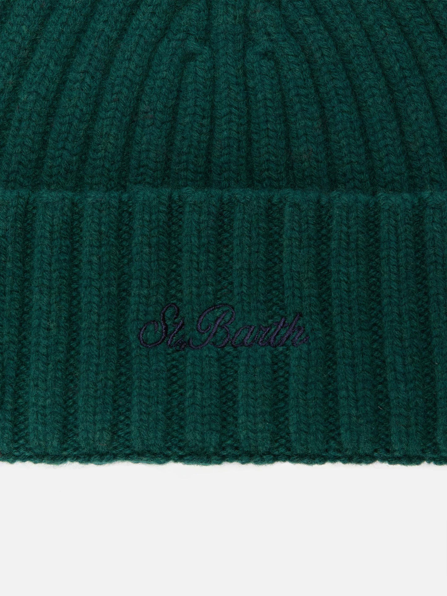 Wengen-Mütze aus britischer grüner Wolle mit St.-Barth-Stickerei am Umschlag