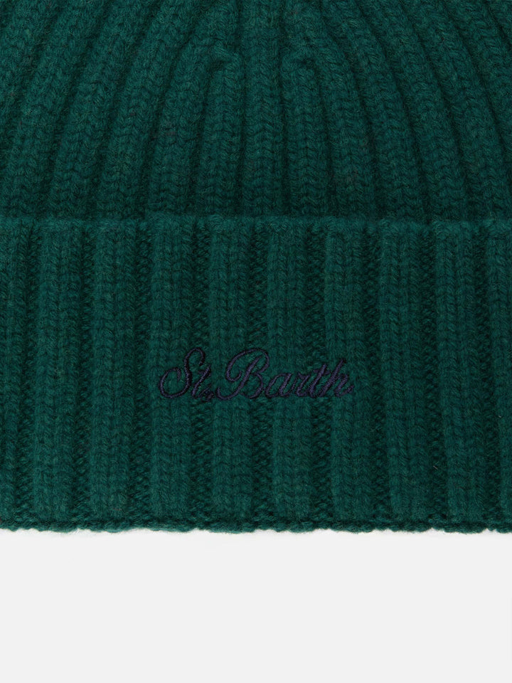 Berretto Wengen in lana verde inglese con ricamo St. Barth sul risvolto