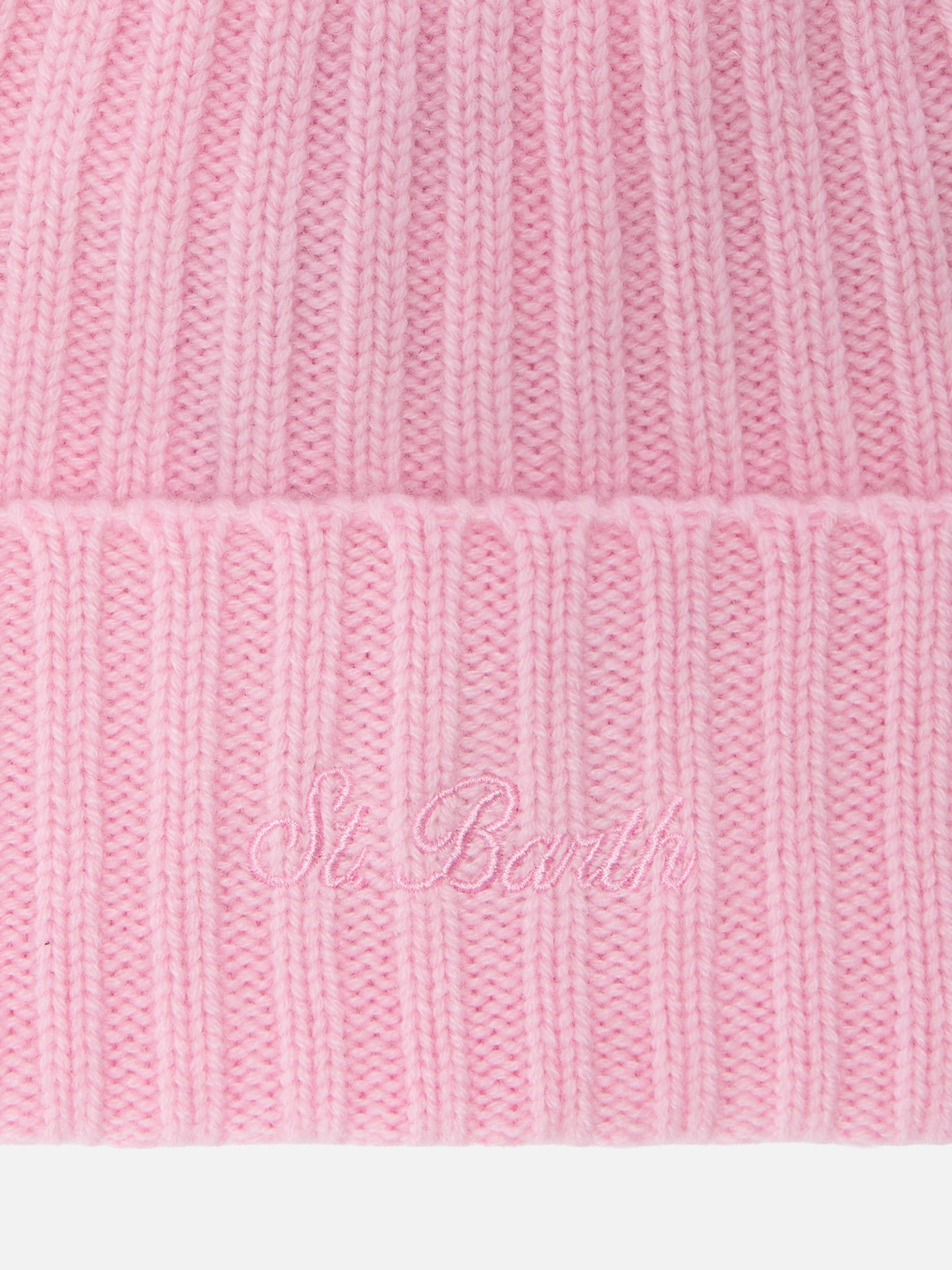 Berretto Wengen in cashmere rosa con ricamo St. Barth sul risvolto