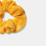 Gelber Scrunchie aus Crinkle-Stoff