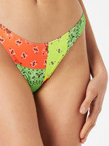 Slip da bagno da donna sgambato  con stampa bandana fluo