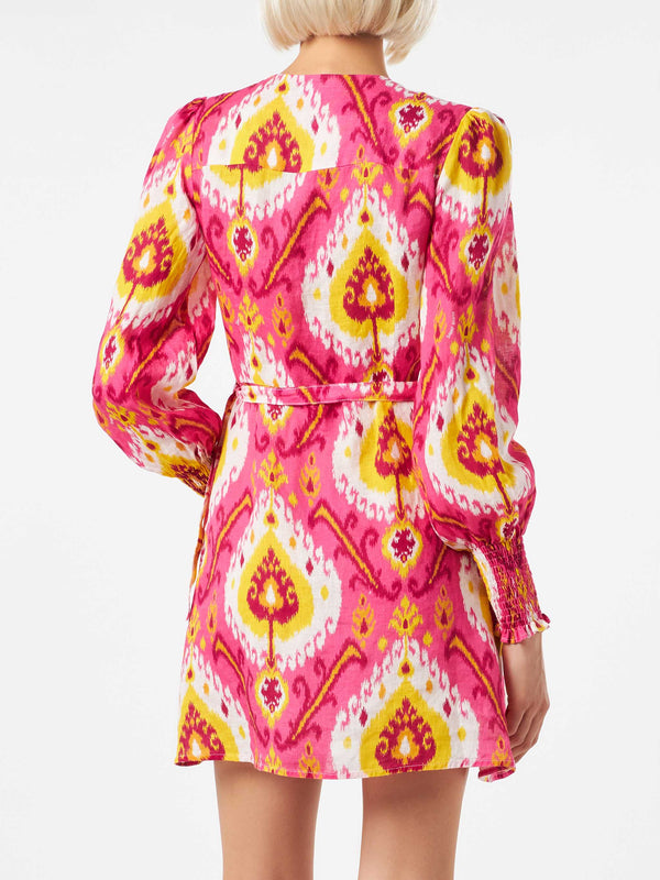 Kurzes Kleid aus glänzendem Leinen mit Ikat-Print