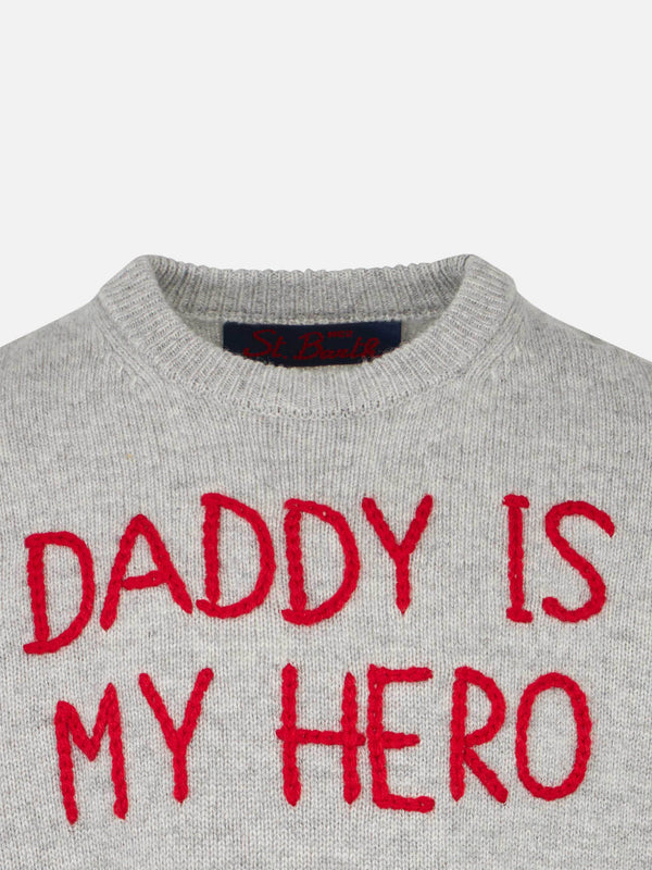 Kinderpullover mit „Daddy is my hero“-Stickerei