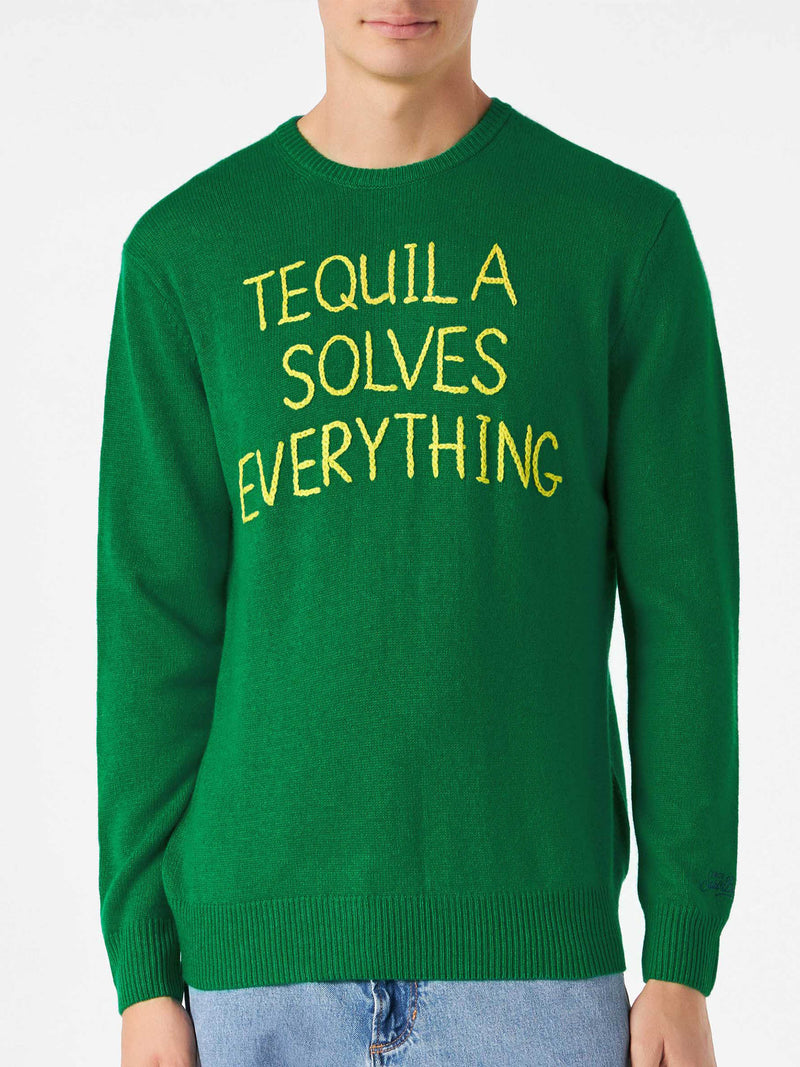 Grüner Herrenpullover mit Tequila solves everything Stickerei