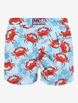 Hellblaue, mittellange Badeshorts mit Krabbenprint