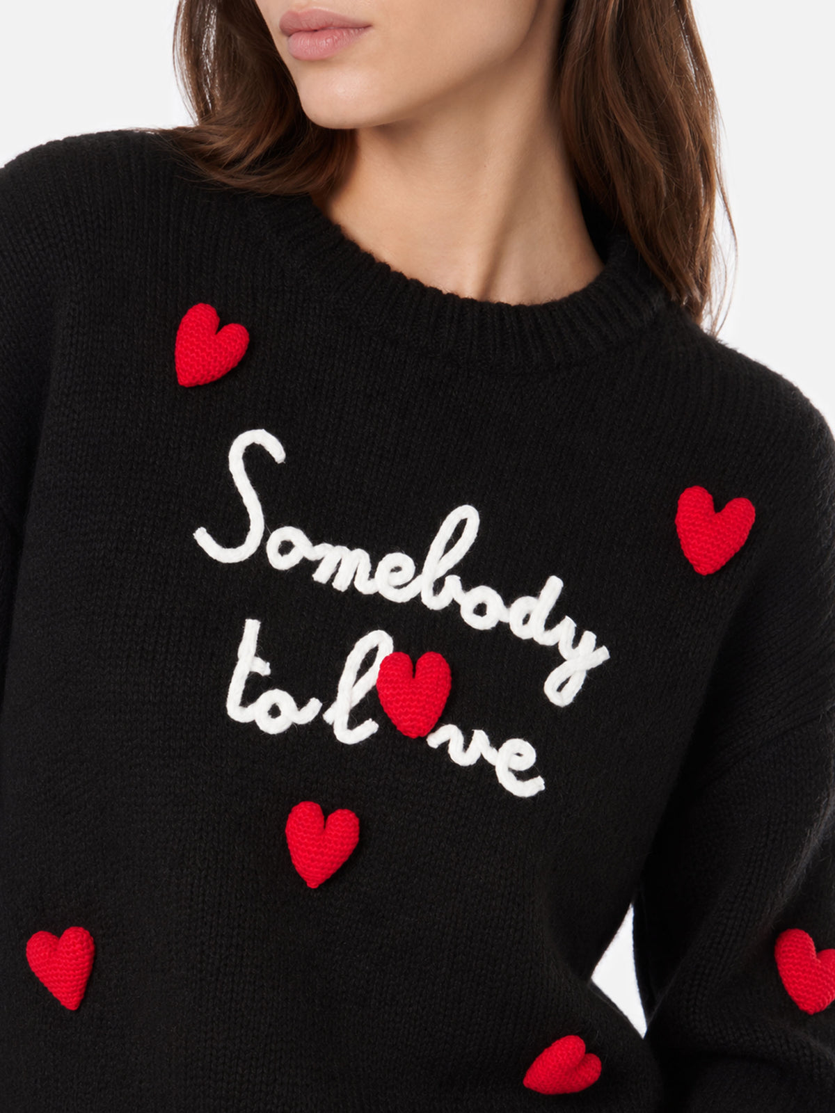 Pull noir doux Danya avec broderie Somebody to love et cœurs au crochet 
