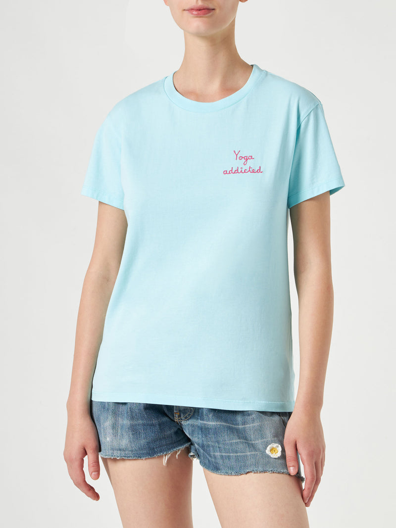 Damen-T-Shirt aus Baumwolle mit gesticktem „Yoga Addicted“-Schriftzug