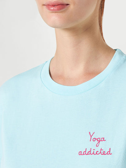 T-shirt da donna in cotone con scritta ricamata yoga addicted