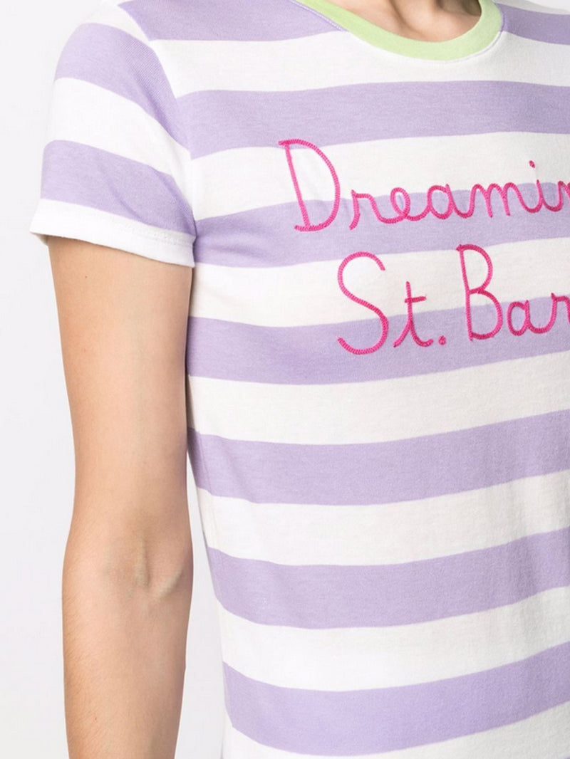 Ein lila-weiß gestreiftes T-Shirt mit aufgesticktem St. Barth ist mein Traum