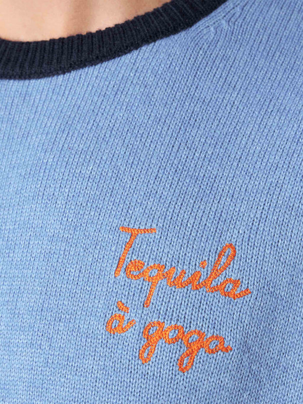 Hellblauer Herrenpullover mit Tequila à Gogo-Stickerei