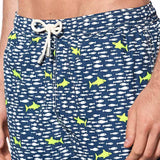 Herren-Badeshorts aus leichtem Stoff mit Hai-Print