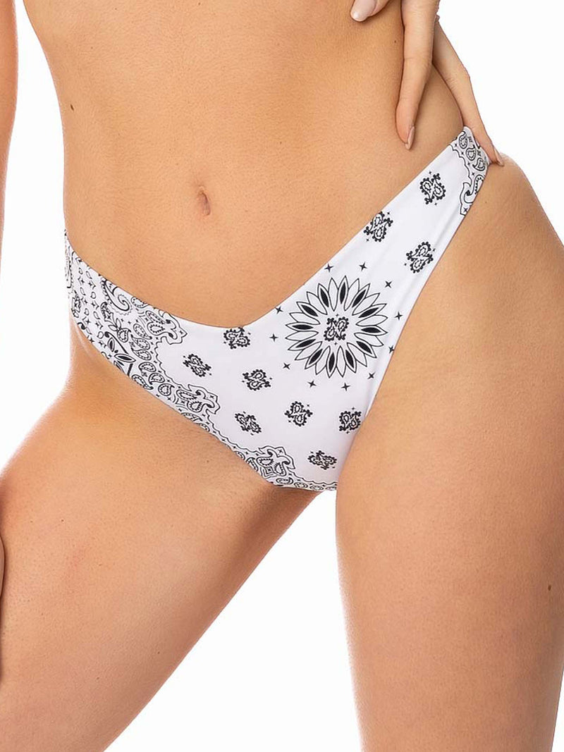 Freche Damen-Badehose mit Bandana-Print