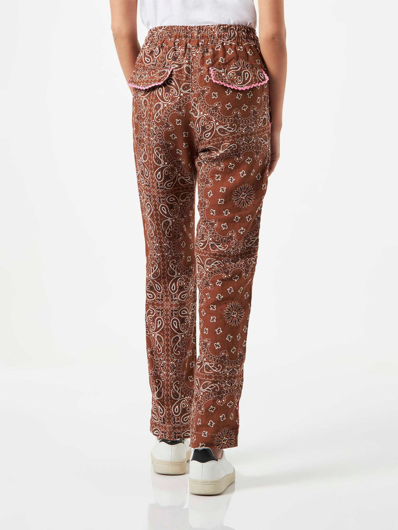 Damen-Leinenhose mit braunem Bandana-Print